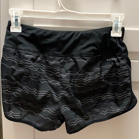 Nike Women’s Runner Shorts - Picture 2 of 3